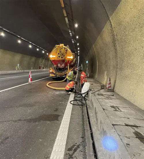 平定隧道排水渠清淤